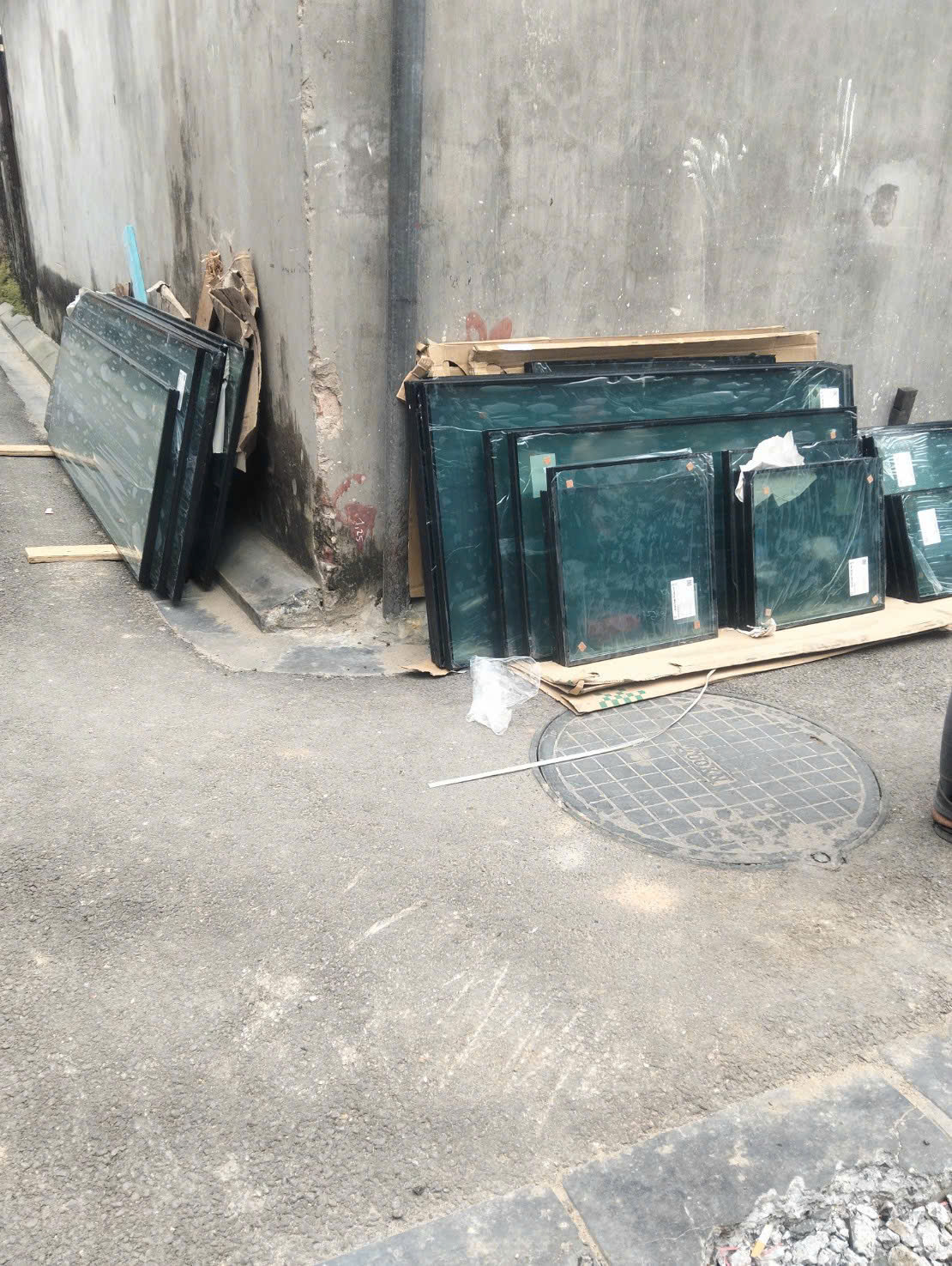 Các tấm kính được kê riêng gọn gàng ngoài khu vực công trình